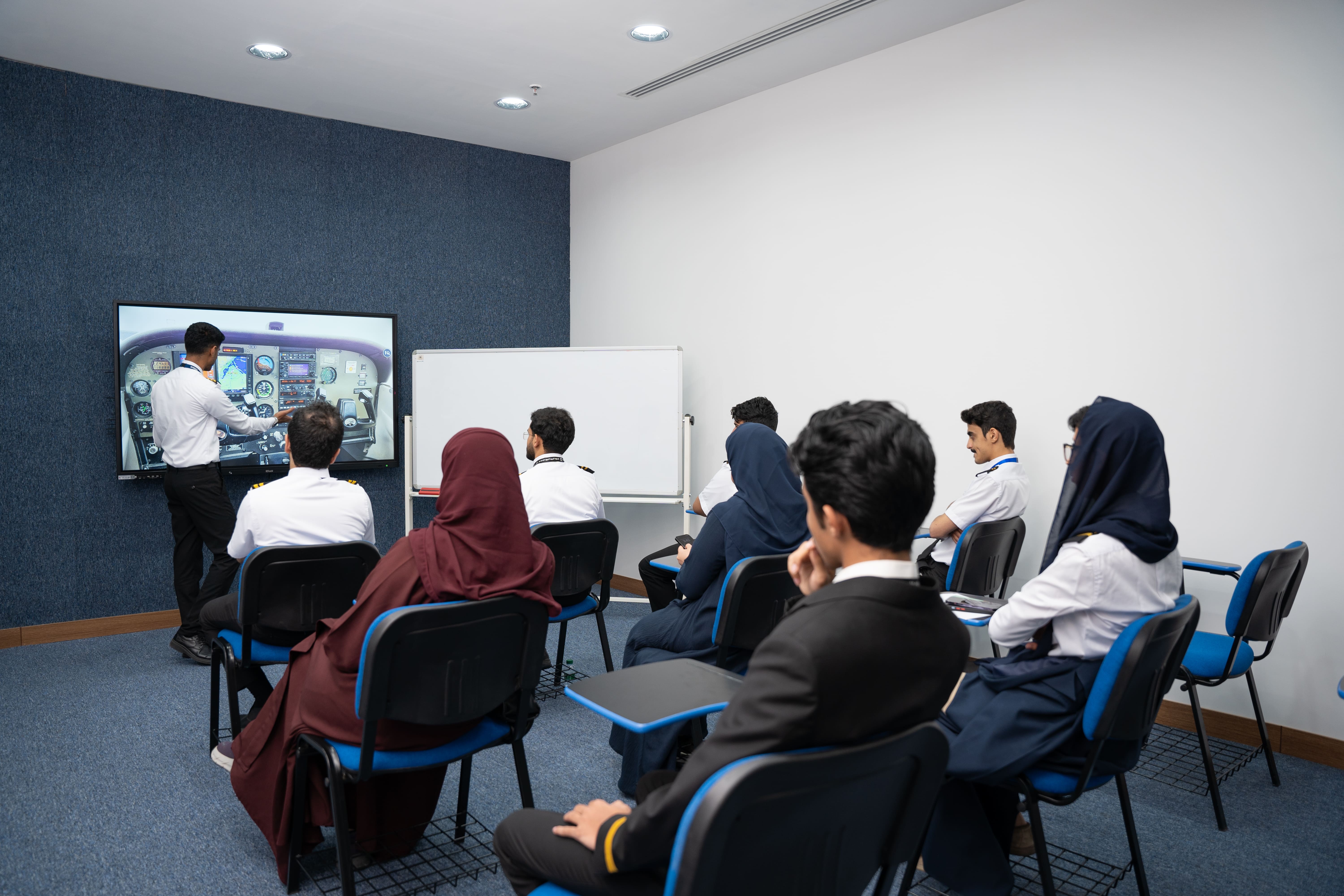 برنامج تدريب الطيران النظري واللغة الانجليزية.
